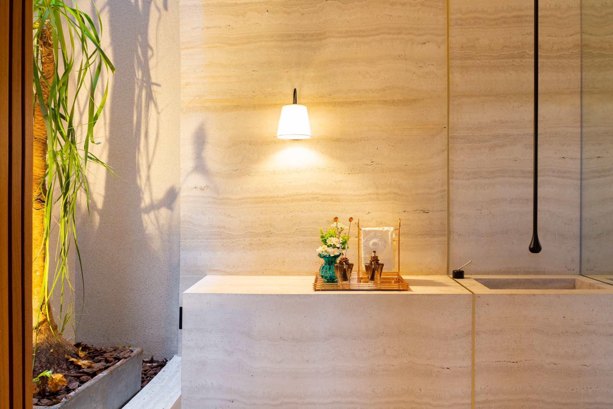 Dettaglio del lavabo e del verde di Casa Contrappunto