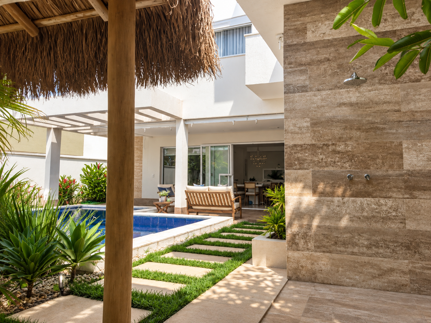 Piscina e percorso nel giardino di Casa Prima