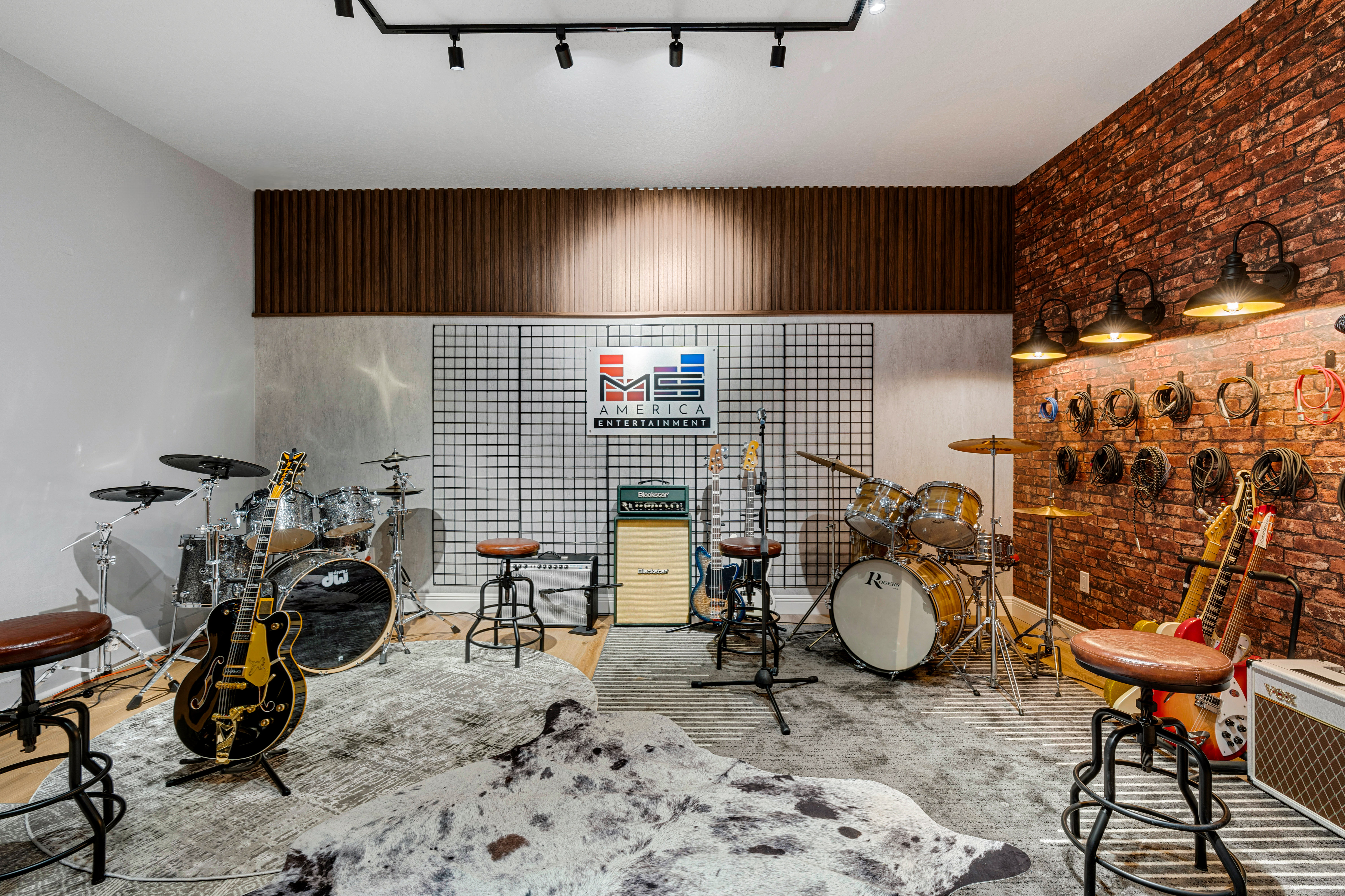 Studio con batterie, chitarre e insegna MS America